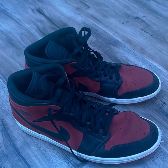 Jordan 1 mids - Picture 1 of 4